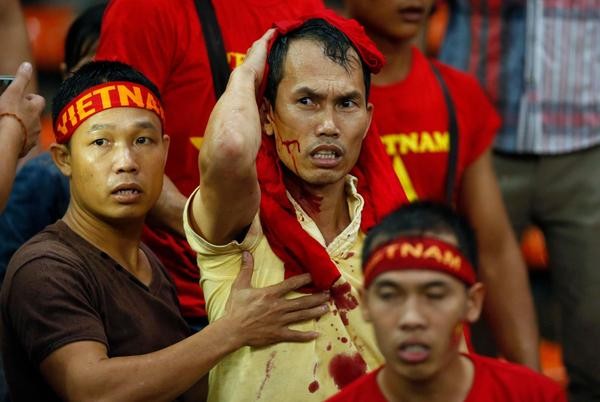 Báo chí thế giới đưa tin CĐV Malaysia đánh fan Việt Nam