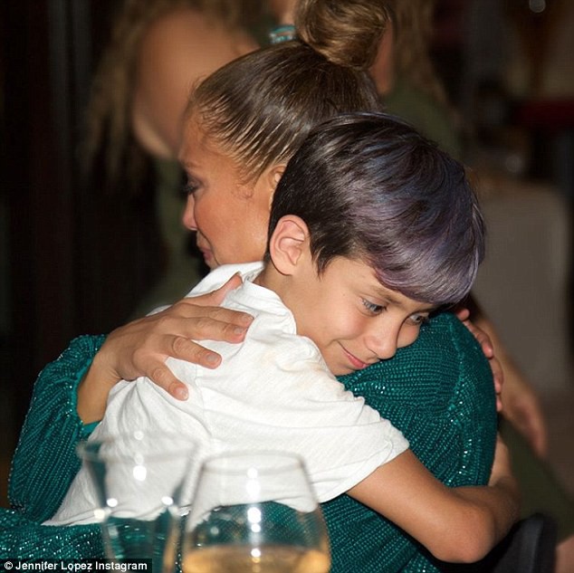 &#10;Max ôm chặt mẹ, cậu nhóc càng lớn càng giống bố Marc Anthony&#10;