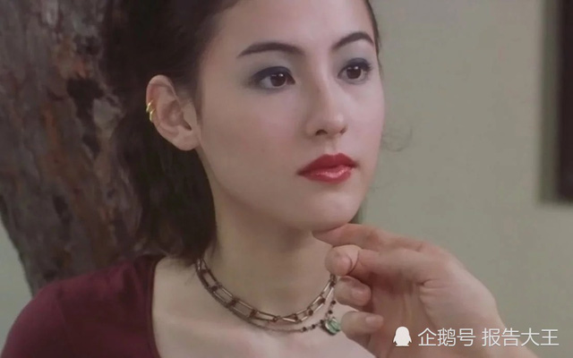&#10;18 tuổi, Trương Bá Chi lần đầu tiên bén duyên với điện ảnh trong bộ phim The King of Comedy của vua hài Châu Tinh Trì. Trong phim cô vào vai một cô gái làng chơi vô tình tìm được hạnh phúc và tình yêu cùng anh chàng nghệ sĩ thất nghiệp.&#10;