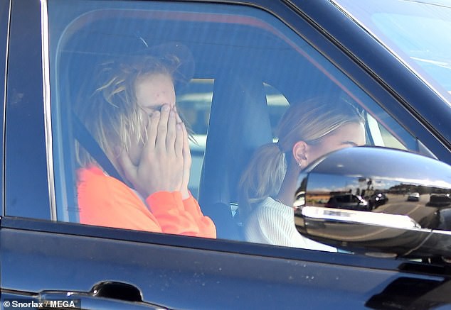 Selena Gomez nhập viện điều trị tâm lý, Justin Bieber ôm mặt khóc - Ảnh 8.